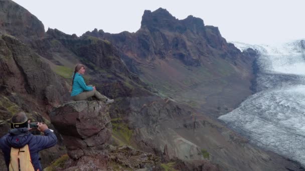 Turistas nas montanhas da Islândia — Vídeo de Stock