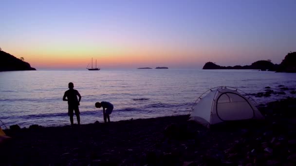 Crianças às margens do Mediterrâneo ao amanhecer . — Vídeo de Stock