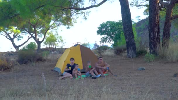 Família de turistas perto da tenda — Vídeo de Stock