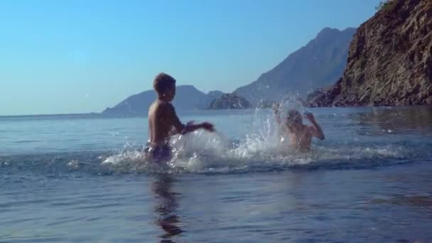 Kinderen die op zee spelen — Stockvideo