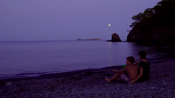 Mãe com seu filho junto ao mar à noite — Vídeo de Stock
