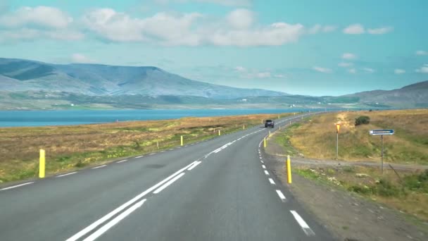 Conducción de coches en el camino a Islandia — Vídeo de stock