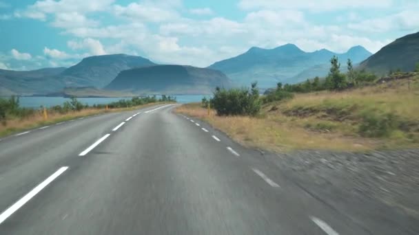 Autós vezetés az Izlandra vezető úton — Stock videók