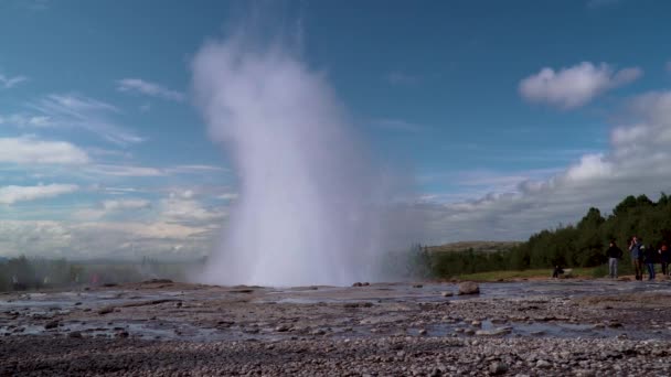 Strokkur Geyser kitörés Izlandon — Stock videók