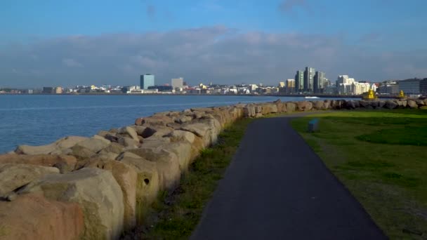 Spaziergang entlang der Steinpromenade in Reykjavik. — Stockvideo