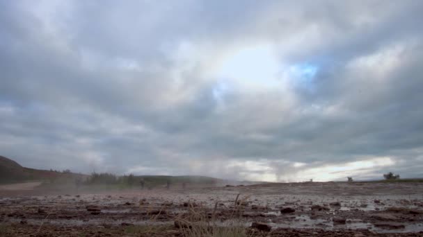 Strokkur Geyser kitörés Izlandon — Stock videók