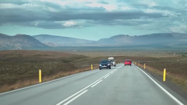 Conducción de coches en el camino a Islandia — Vídeos de Stock