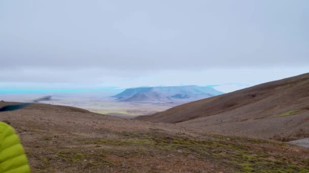 A woman with a backpack walks in the mountains — Stock Video