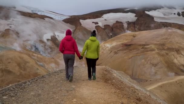 Turyści w obszarze geotermalnym Kerlingarfjoll — Wideo stockowe