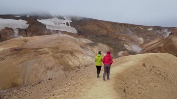 Touristen im geotermalen Gebiet von Kerlingarfjoll — Stockvideo