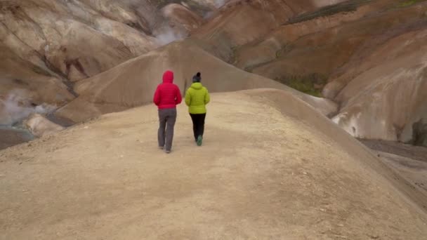 Touristen im geotermalen Gebiet von Kerlingarfjoll — Stockvideo