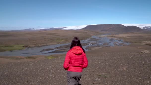 Flicka i röda kläder reser till Island — Stockvideo