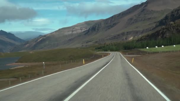 Conducción de coches en el camino a Islandia — Vídeos de Stock