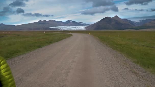 Voyageur femme avec un sac à dos — Video