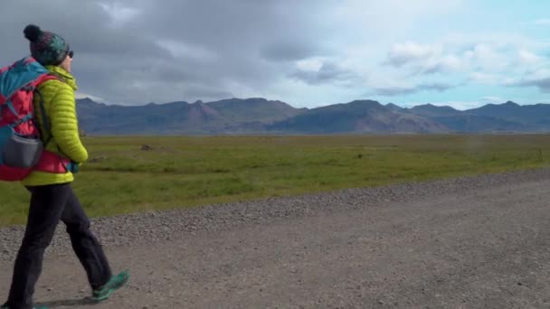 Voyageur femme avec un sac à dos — Video