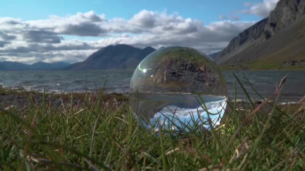 Vista al mar y las montañas a través de una bola de vidrio — Vídeos de Stock