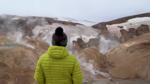 Mujer en Kerlingarfjoll área geotermal — Vídeo de stock
