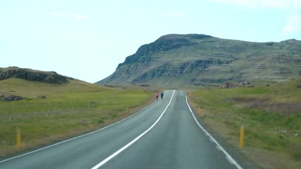 Conducción de coches en el camino a Islandia — Vídeos de Stock