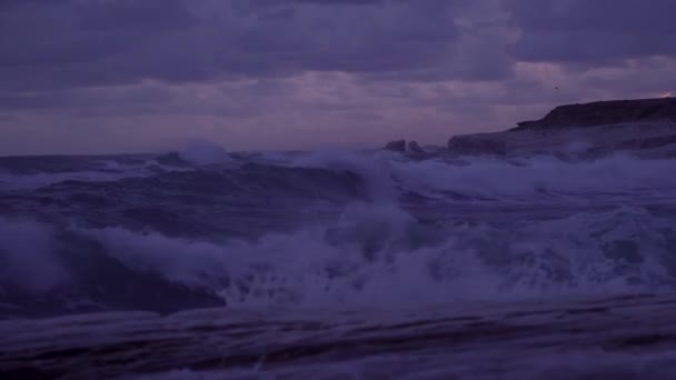 海浪冲击岩石海岸 — 图库视频影像