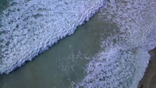 Lucht Top View Golven Breken op het strand — Stockvideo