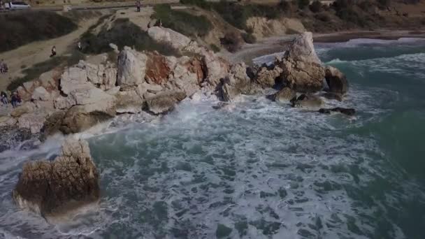 Luchtfoto van verpletterende golven op rotsen — Stockvideo
