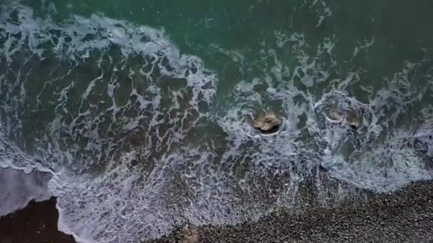 Повітряні хвилі вигляду зверху ламаються на пляжі — стокове відео