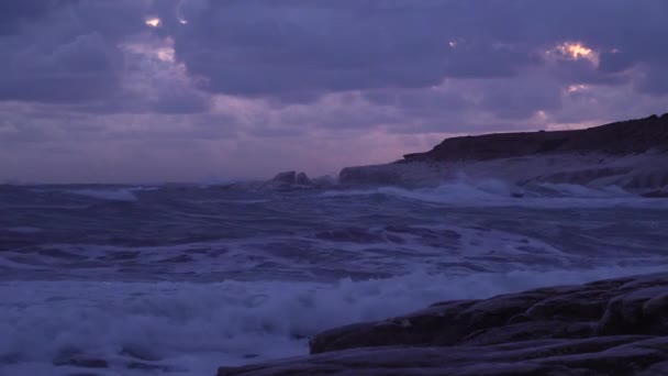 Onda Crashing Rocks Coast — Vídeo de Stock