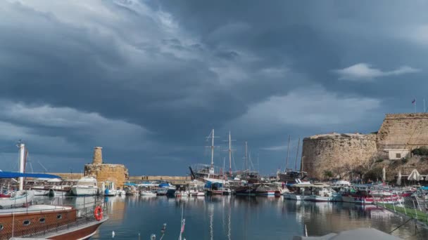 Felhőmozgás Kyrenia kikötője felett — Stock videók