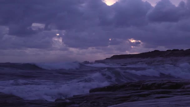 Gelombang menerjang pantai batu — Stok Video