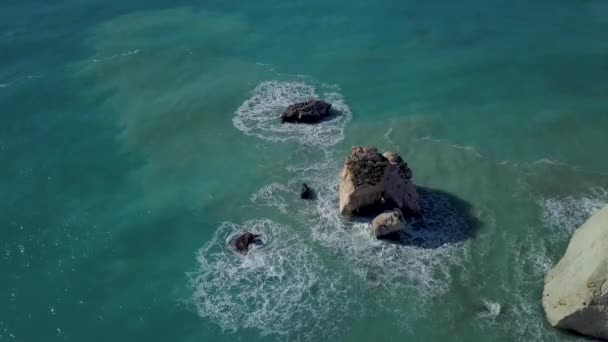 Aerial view of crashing waves on rocks — Stock Video