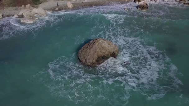 Aerial view of crashing waves on rocks — Stock Video