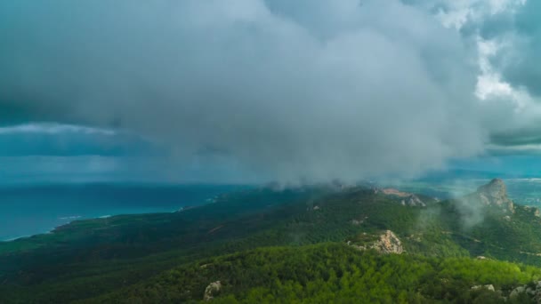 Stormwolken boven de bergketen — Stockvideo