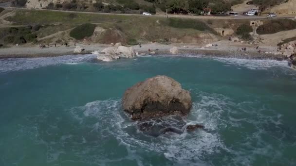 Aerial view of crashing waves on rocks — Stock Video