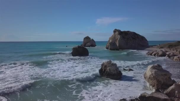 Vista aérea de las olas que se estrellan en las rocas — Vídeo de stock