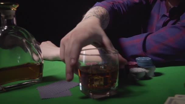 Ten chlap pije whisky v kasinu. — Stock video