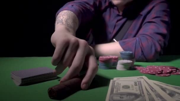 Un hombre con un cigarro en la mesa de cartas — Vídeo de stock