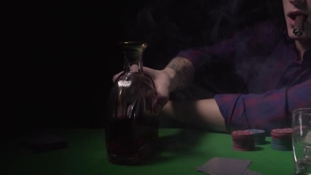 Il verse du whisky dans un verre dans un casino. — Video