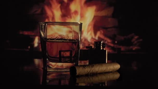 Склянка алкоголю біля каміна — стокове відео