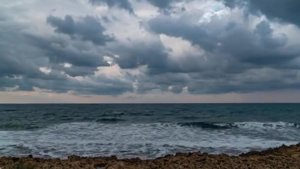 Stormwolken over de zee — Stockvideo