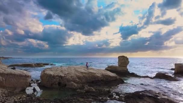 Vista aérea de una roca en el mar — Vídeos de Stock