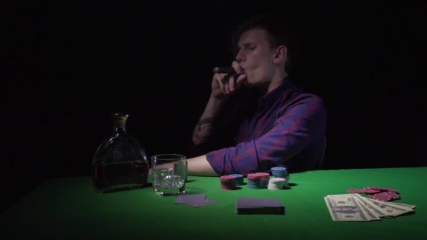 Παίκτης στο τραπέζι με τα χαρτιά — Αρχείο Βίντεο