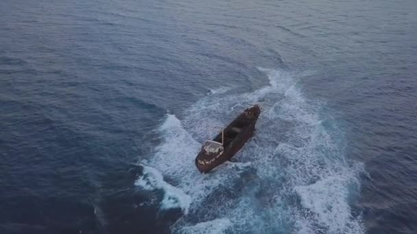 Політ над морем і корабель — стокове відео