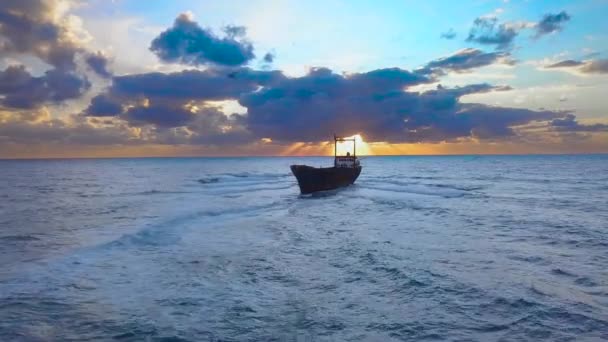 Denizin Üzerinde Uçuş ve Gemi Alanı — Stok video