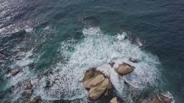 Aerial view of crashing waves on rocks — Stock Video