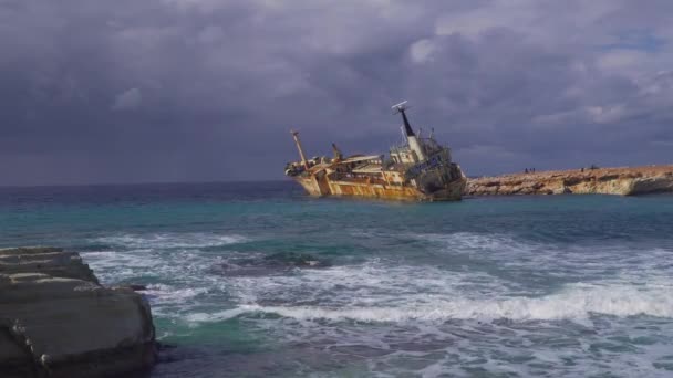 岩の多い海岸近くで遭難した貨物船エドロ3世 — ストック動画