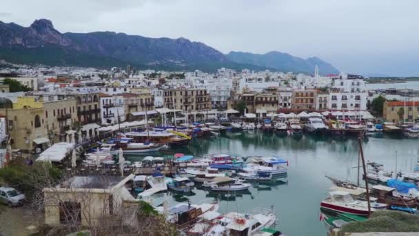 Haven van Kyrenia met schepen — Stockvideo