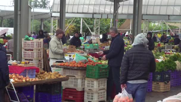 Frutas y verduras en el mercado local de Girne. 4K — Vídeo de stock