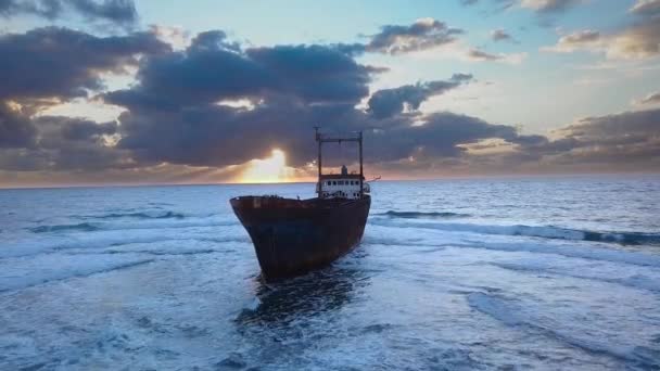 Полет над морем и корабль Aground — стоковое видео