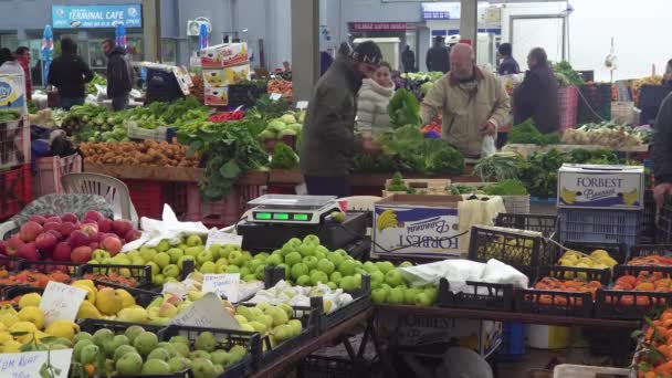 Groenten en fruit op de lokale markt van Girne. 4k — Stockvideo