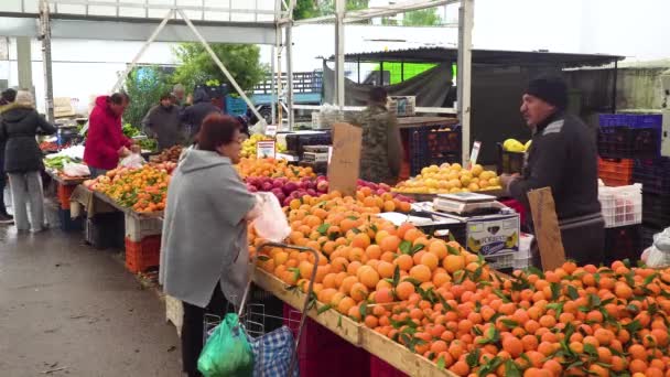 Frutas y verduras en el mercado local de Girne. 4K — Vídeo de stock